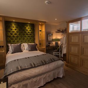 NORTHDOWN King Room